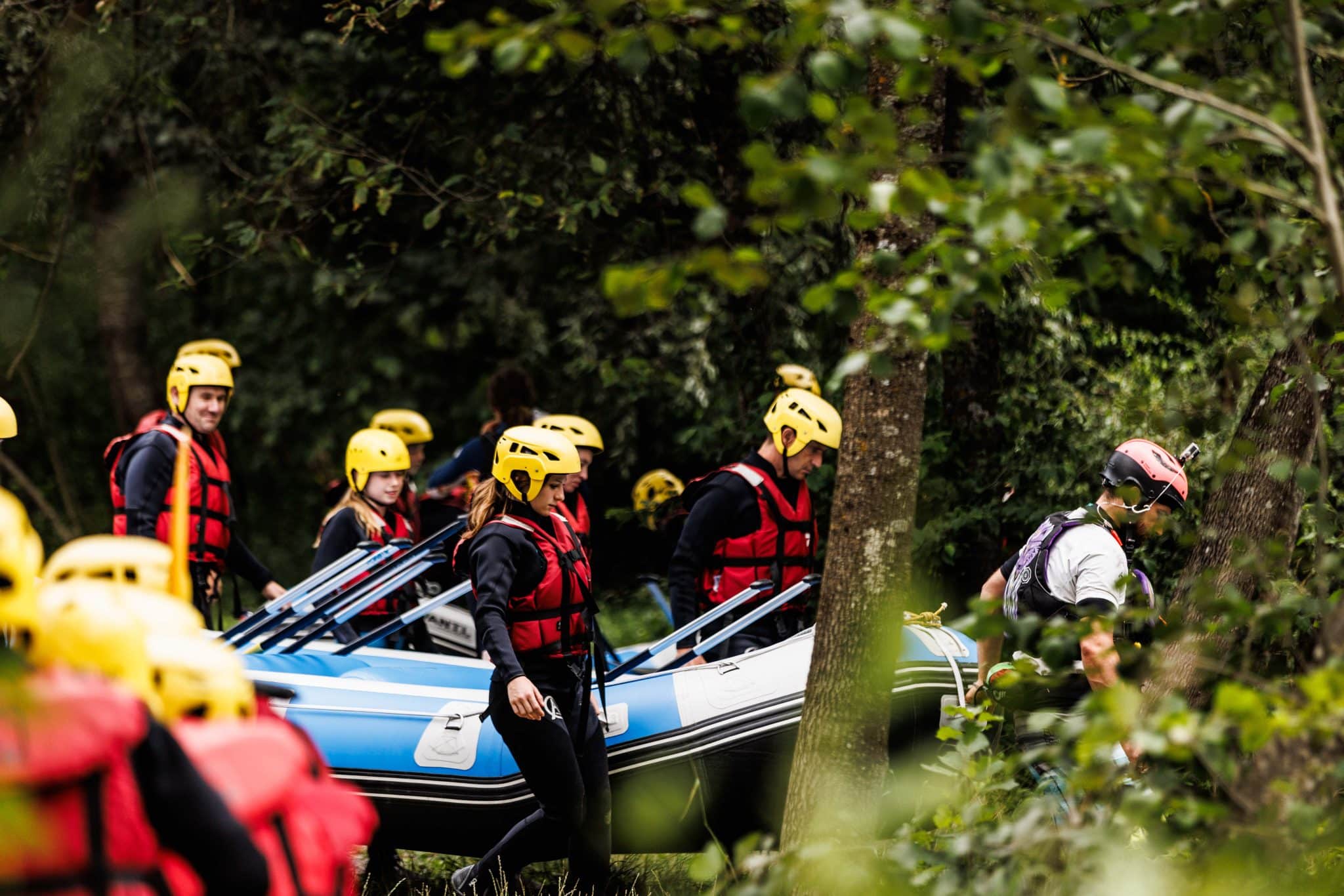 Descente de rafting en eaux vives entre amis pour un EVG